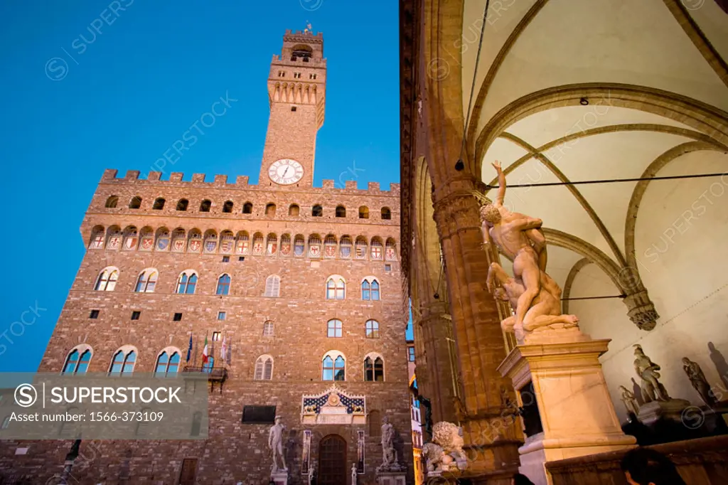 Piazza (square) Signoria. The Loggia dei Lanzi (or dell´Orcagna) with the statue of the ´Ratto delle Sabine´ by Giambologna and Palazzo (palace) Vecch...