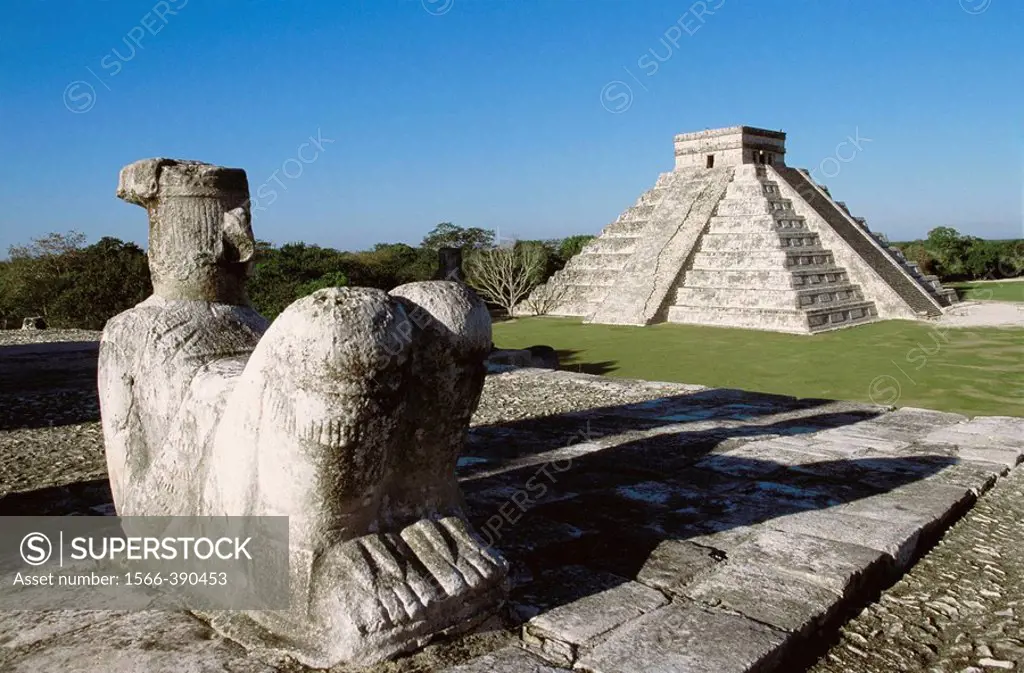 Mexico. Yucatan. Chichen itza. Chac-Mool and Kukulkan pyramid (El Castillo), Mayan ruins.