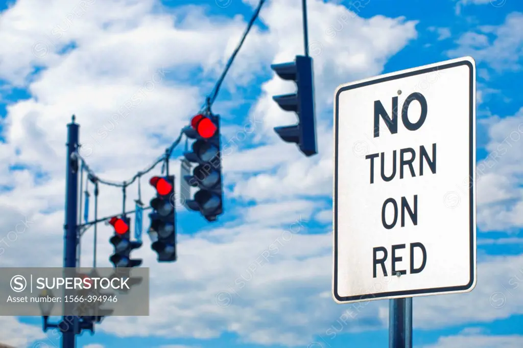 ´No Turn On Red´ sign and traffic signal lights on red.