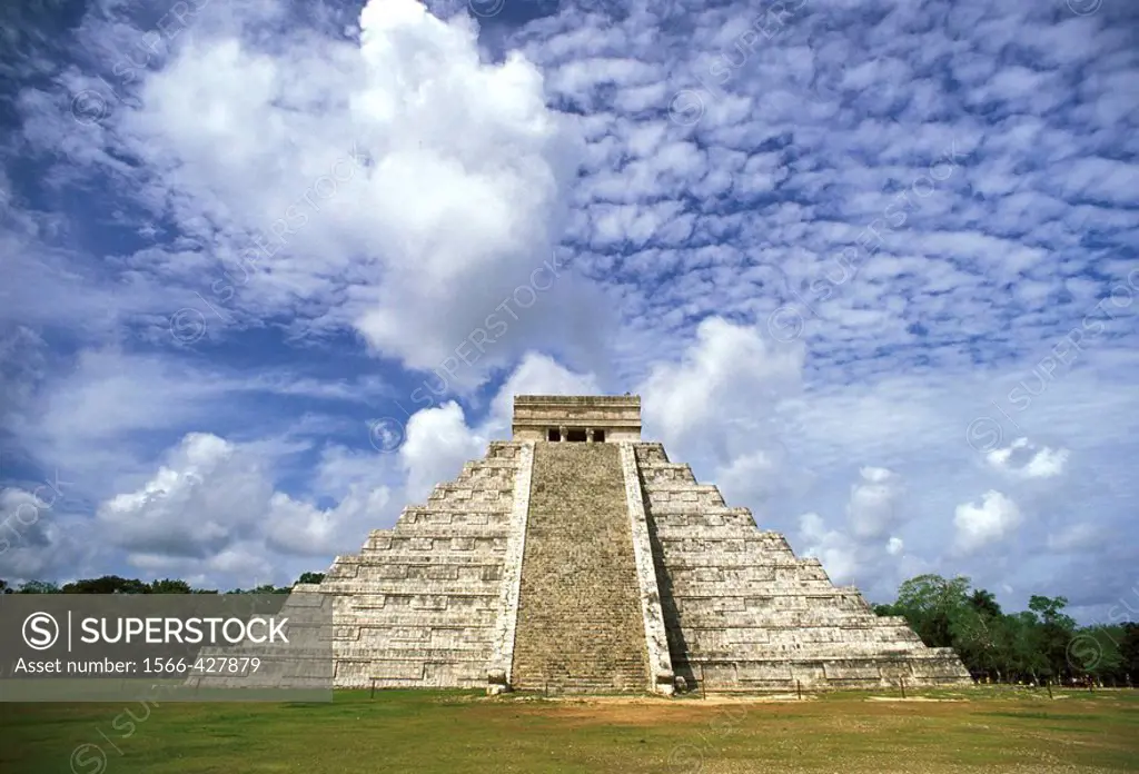 Mexico, Yucatan, Chichen Itza, El Castillo pyramid, Mayan temple to Kukulcan
