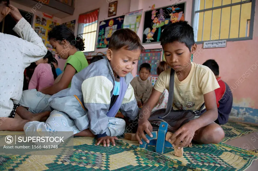 Cambodia  Children´s Center at Anlon Kgnan  Young children playing with toys