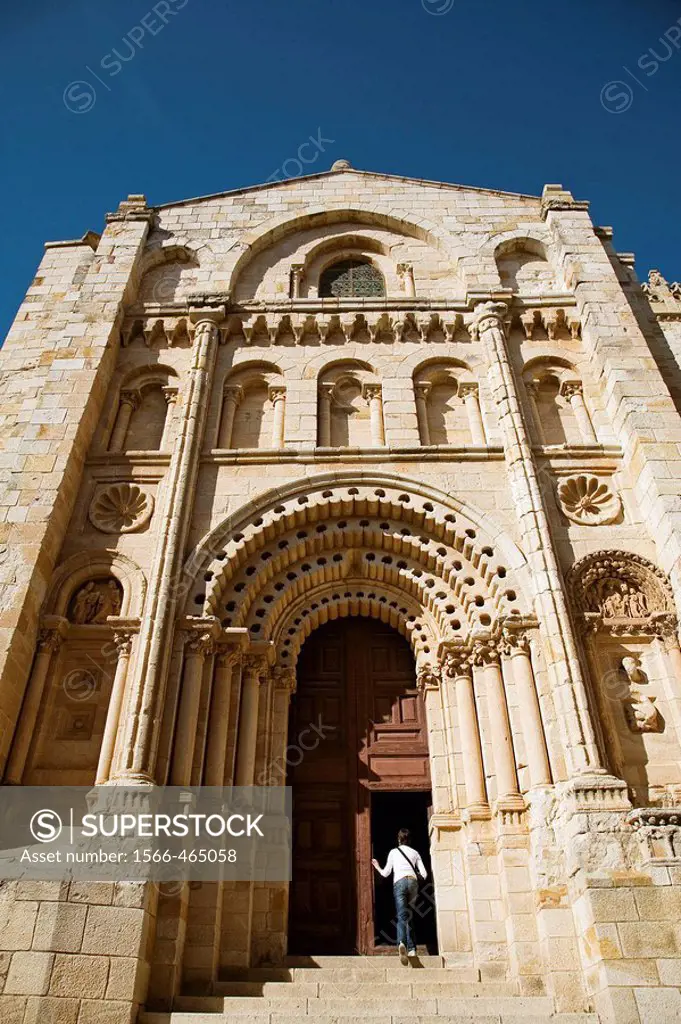 Puerta del Obispo Romanesque front of cathedral, Zamora. Castilla-Leon, Spain