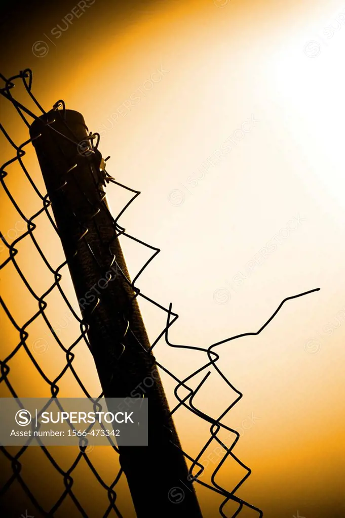 Cercado de alambre deteriorado Fencing wire deteriorated