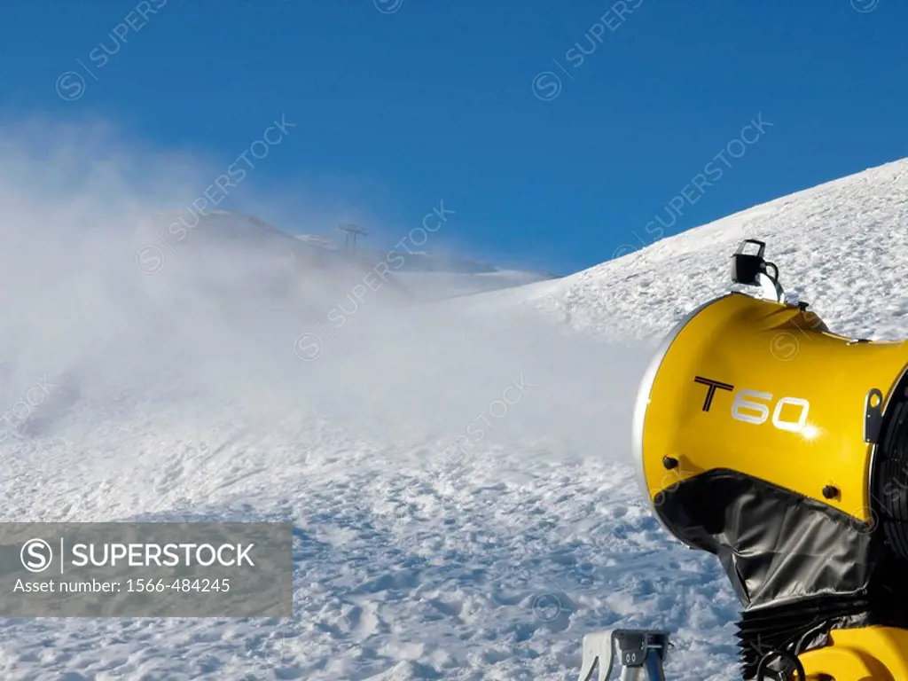 Cañon de nieve en la estacion de esqui de Formigal