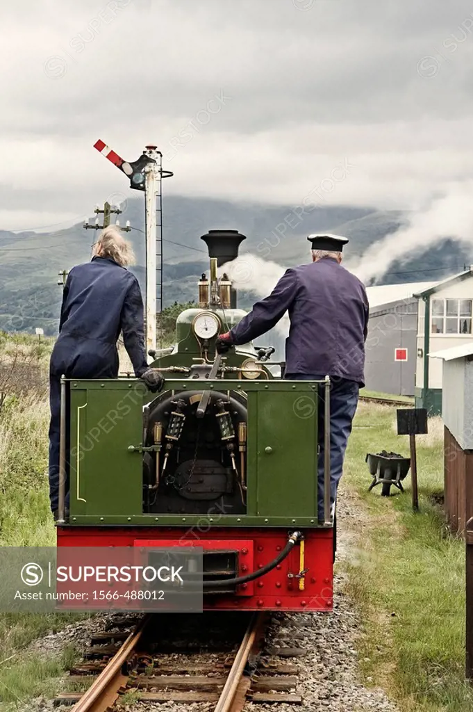 Locomotora a vapor en un pueblo de Gales, Reino Unido., Steam locomotive in a village in Wales, UK.