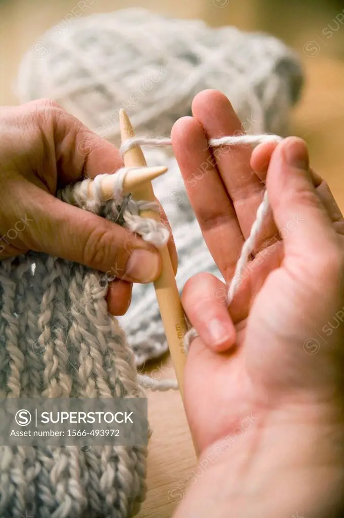 Showing the ´knit´ Stitch  Hands holding yarn in ´American Style´ knitting position