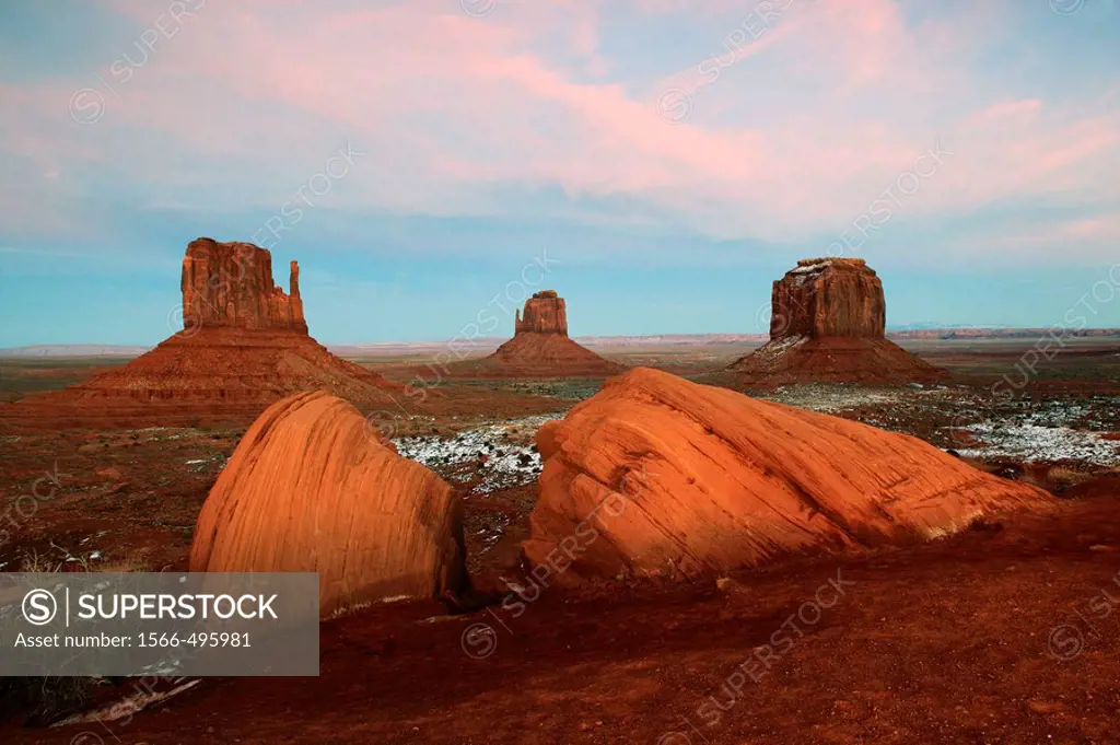 Monument Valley, monolits, Mitten Buttes and Merrick´s Butte, view from the Visitor Center, Utah, USA