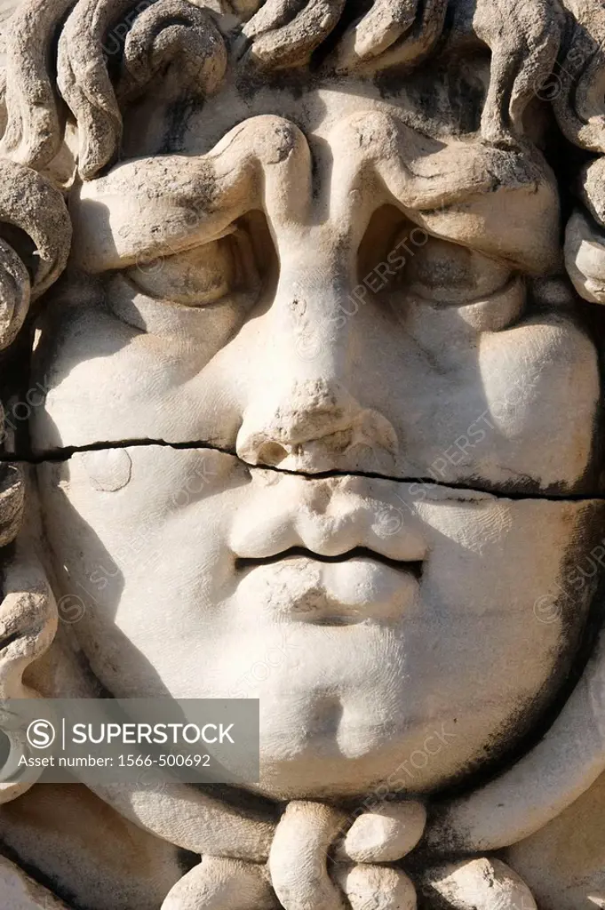Medusa head, Apollo temple, Didyma, Turkey Tête de Méduse, Temple dApollon, Didymes, Turquie Medusenhaupt, Apollon-Tempel, Didyma, Türkei