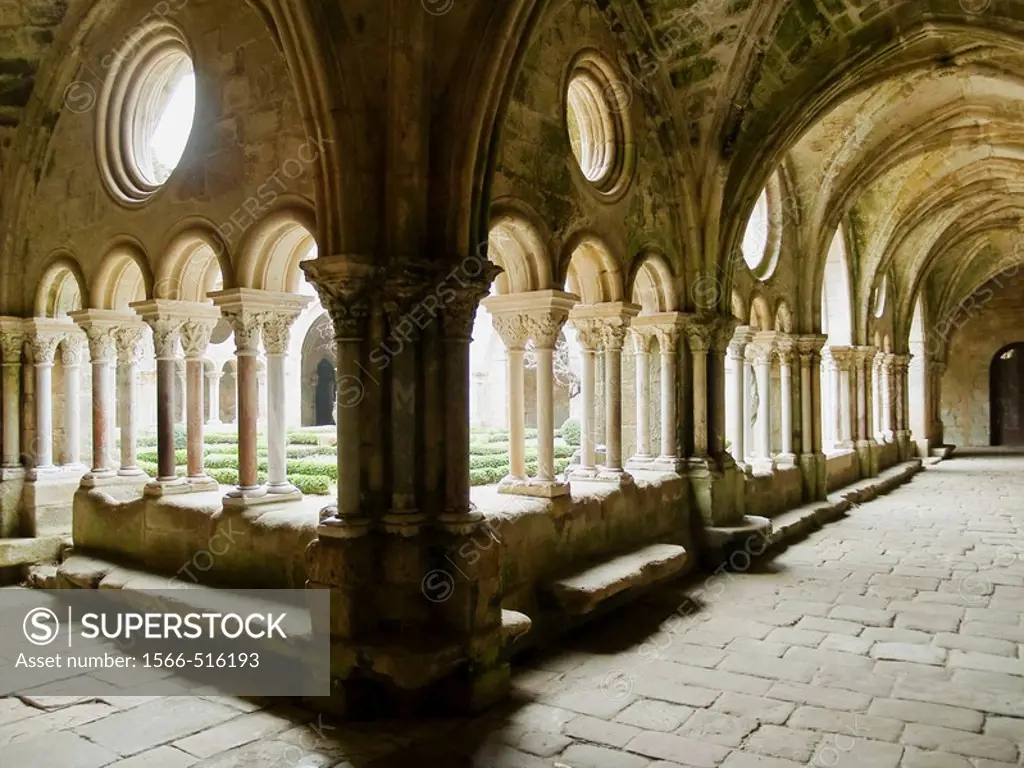Cloister of the Fontfroide Abbey. Aude, Languedoc-Roussillon, France
