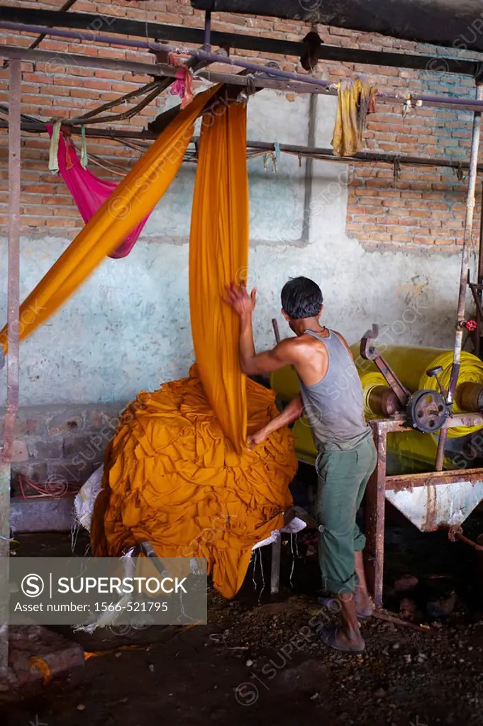 Dyeing fabric, sari manufacturing plant, Rajasthan, India
