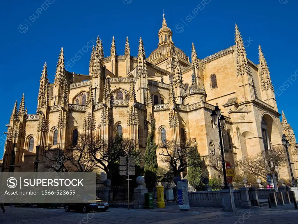 Header with flying buttresses, pinnacles and tower of the dome of the cathedral of Segovia, late Gothic, sixteenth century - Castilla-León - Spain