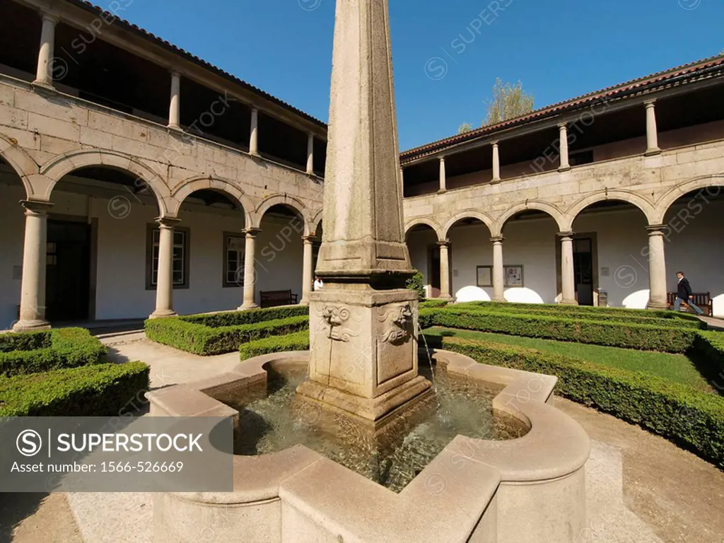 Claustro, Convento de Santa Clara. Guimaraes. Portugal.