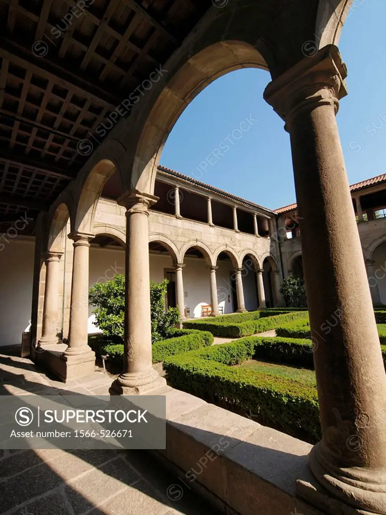 Claustro, Convento de Santa Clara. Guimaraes. Portugal.