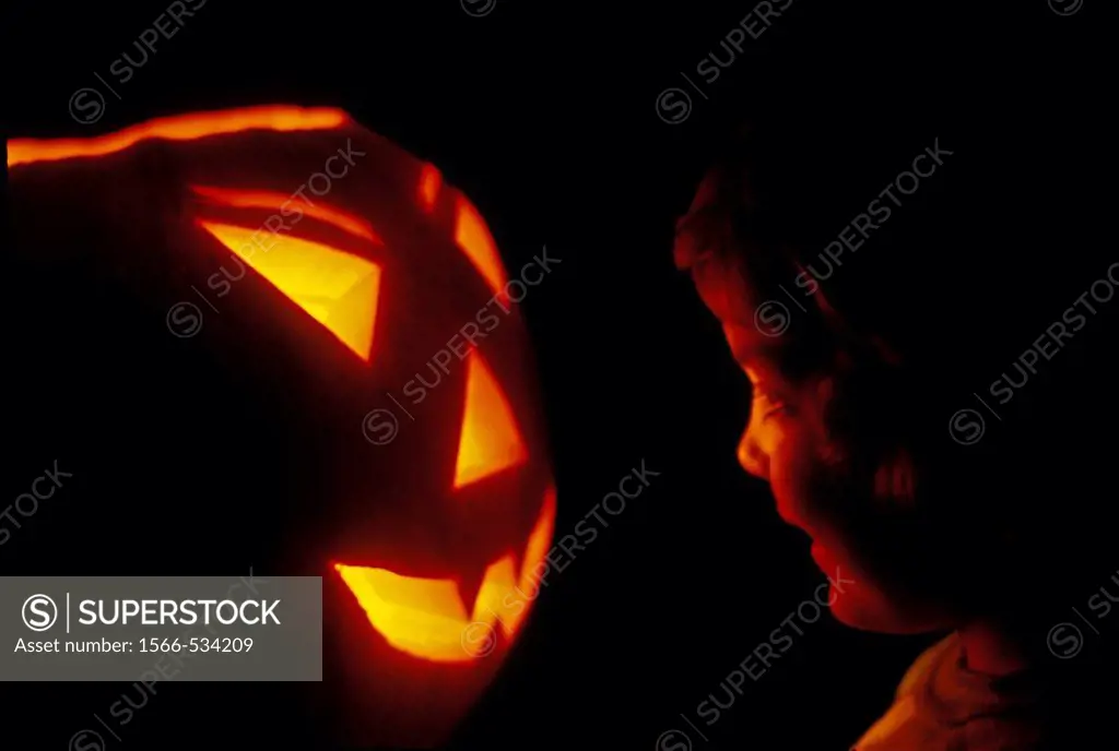 Detroit, Michigan - Mariel West, 4, inspects a pumpkin carved into a jack-´o-lantern for haloween  MR