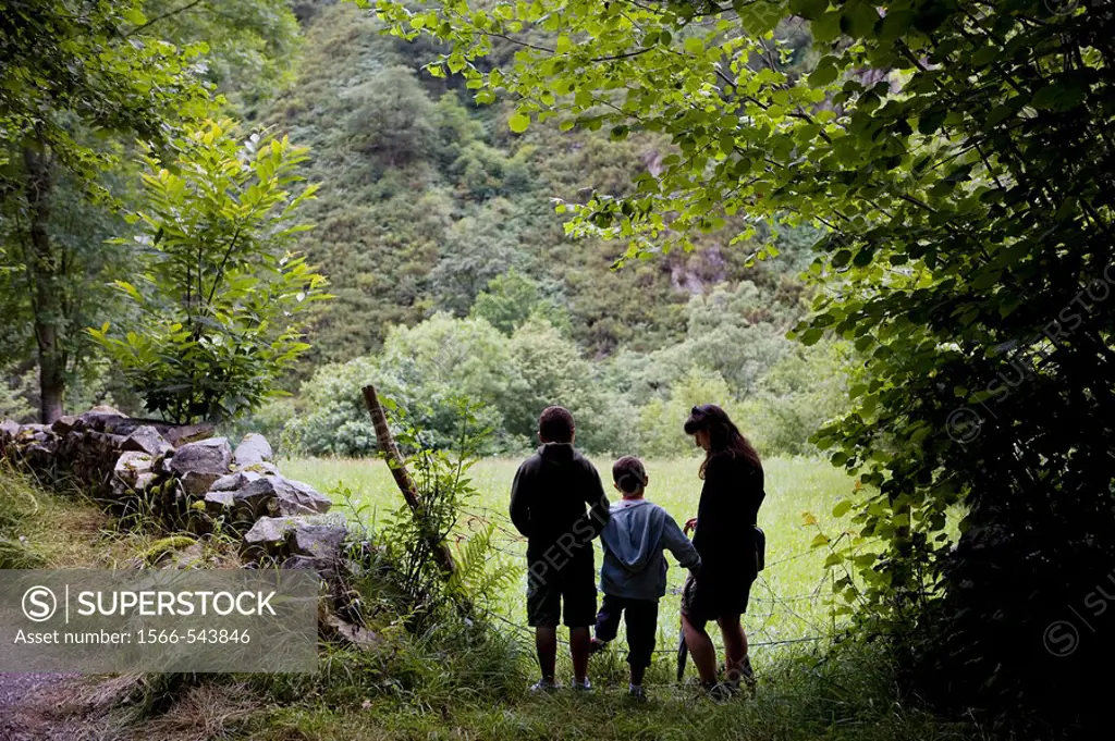Family walking along the Dobra valley, in Picos De Europa  Cangas de Onís  Asturias  Spain