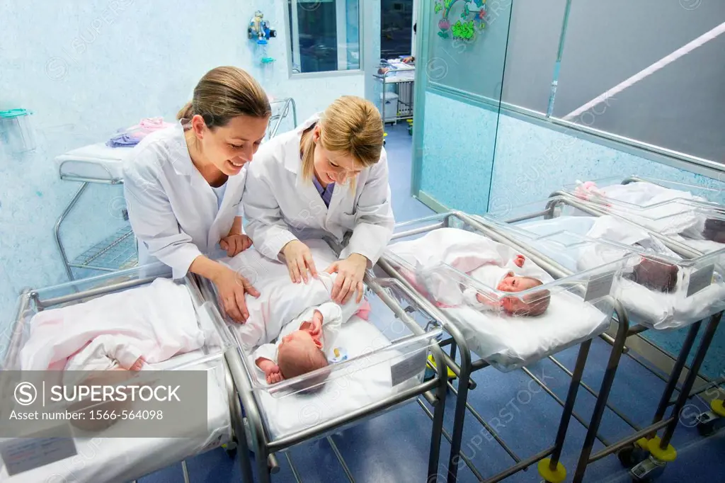 Nurses and newborn babies, child-care unit, pediatrics. Hospital Policlinica Gipuzkoa, San Sebastian, Donostia, Euskadi, Spain