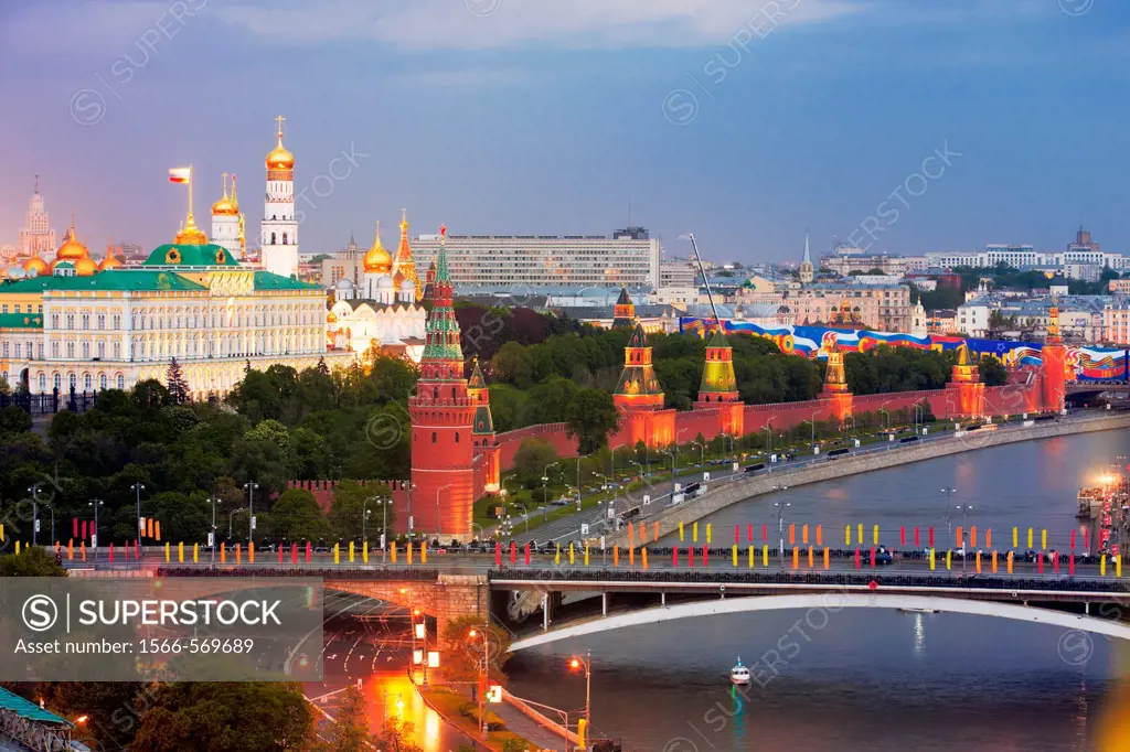 The Moskva river and the Kremlin at night  Moscow, Russia