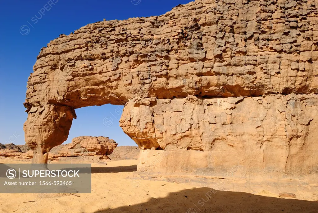 natural bridge, arch, sandstone rock formation at Youf Ahakit, Tassili du Hoggar, Wilaya Tamanrasset, Sahara Desert, Algeria, North Africa