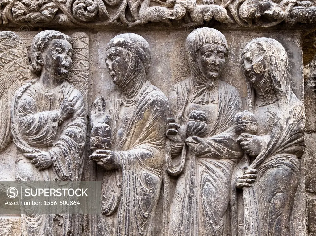 Escena de la Resurrección en la portada románica de la iglesia de San Miguel Arcángel - Un ángel recibe a las Tres Marías junto al sepulcro vacío de J...