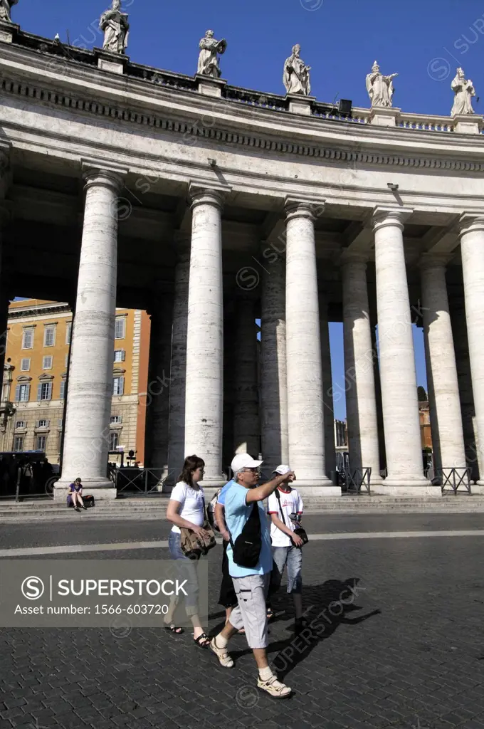 St. Peter´s square, Bernini´s colonnade. Vatican city. Rome, Italy.