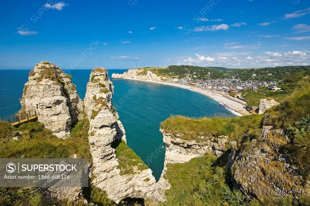 Town and Porte d´Amont cliff as seen from the Porte d´Aval cliff, Etretat. Seine-Maritime, Haute-Normandie, France
