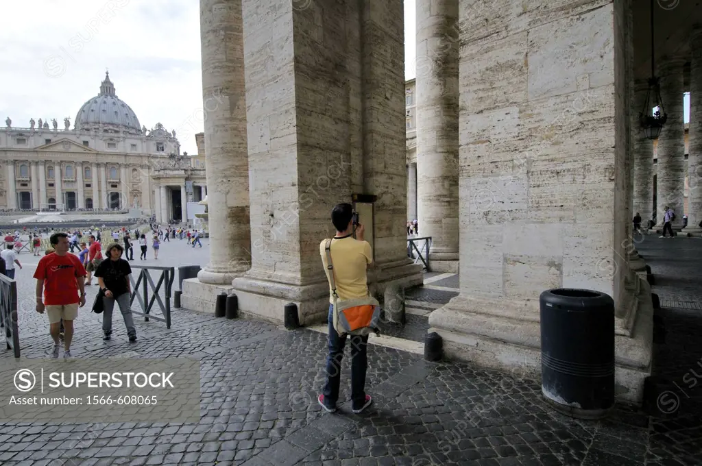 St. Peter´s square, Bernini´s colonnade and St. Peter´s Basilica. Vatican city. Rome, Italy.
