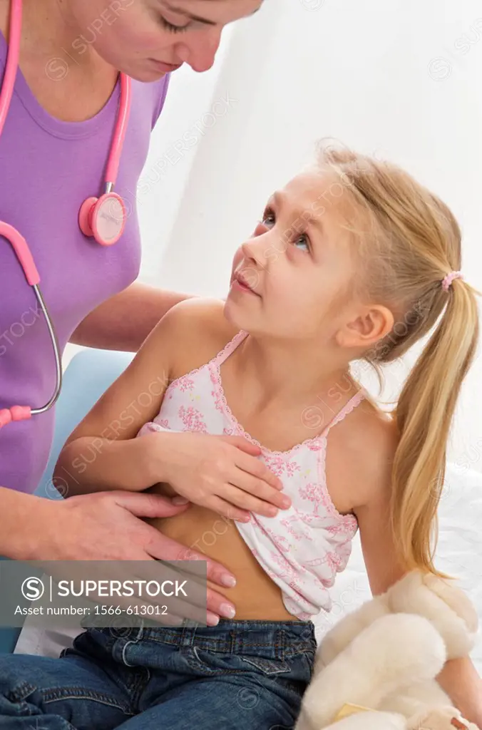 paediatric examination stomach ache with girl 7