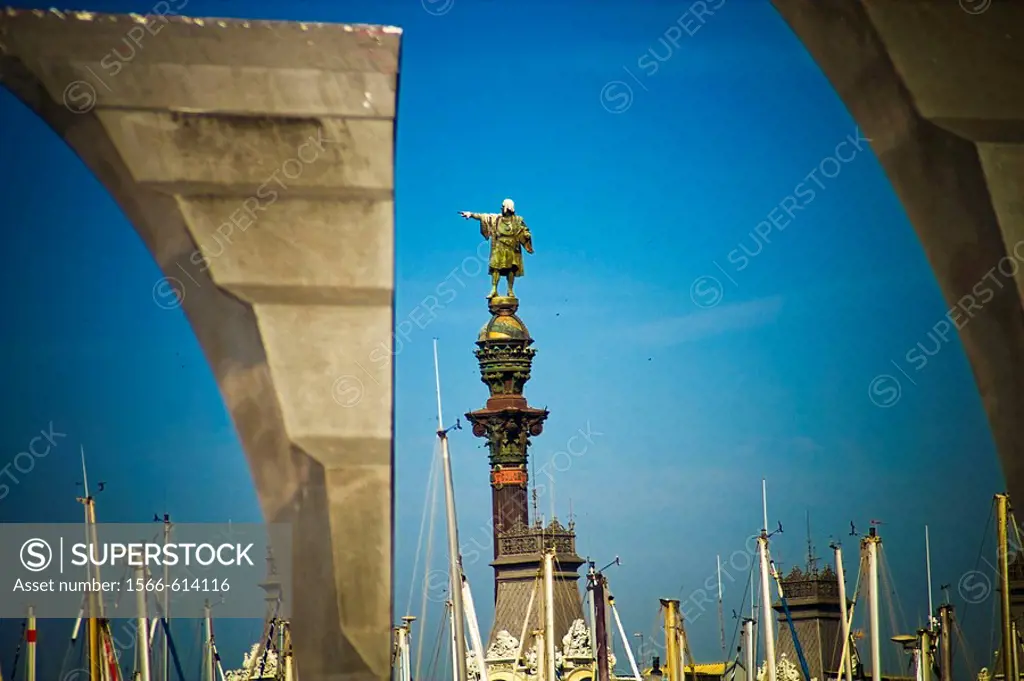 Vista del Monumento a Colón desde el Maremagnum. Port Vell, Barcelona. Spain