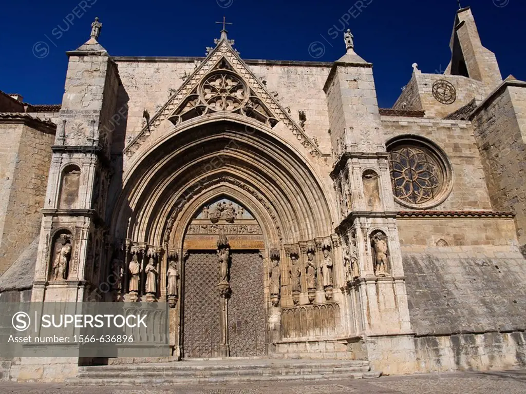 Gothic Door of the Apostles (14th century) of the church of Santa Maria la Mayor, Morella. Els Ports, Castellon province, Comunidad Valenciana, Spain