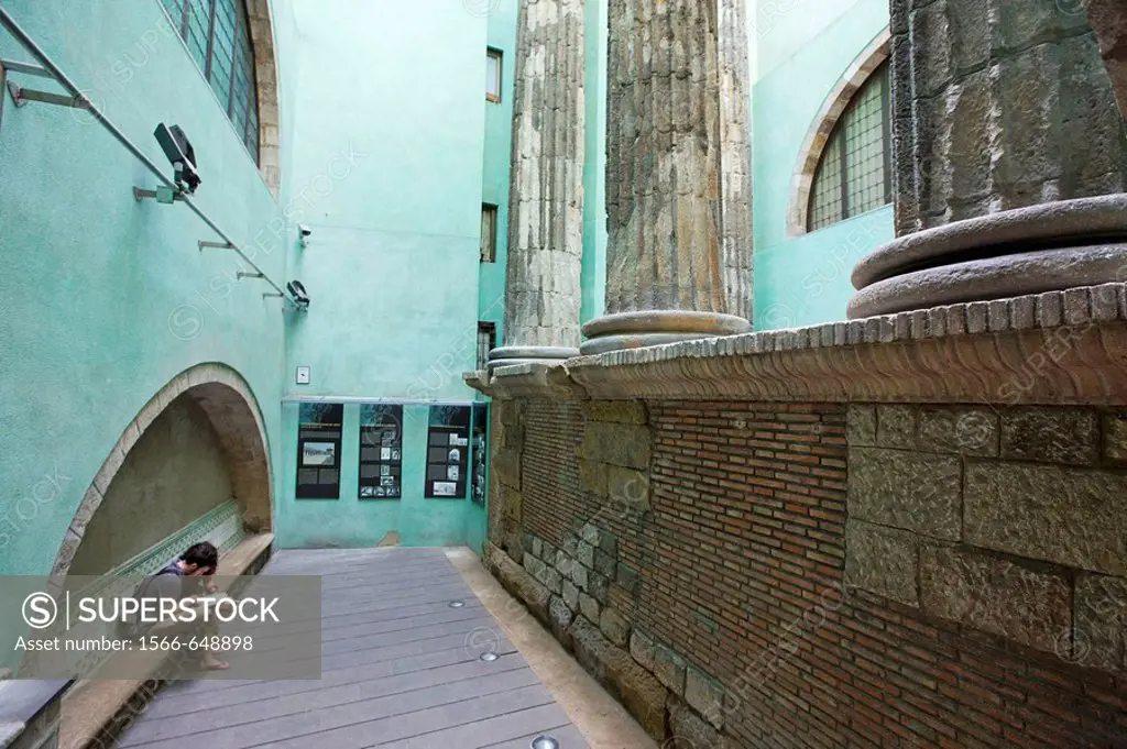 Spain, Catalunya, Barcelona, the gothic quarter (Barri Gotic), columns from the roman August temple