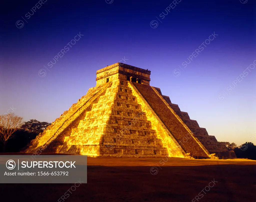 El Castillo (Kukulkan) Pyramid, Chichen Itza Ruins, Yucatán, Mexico.