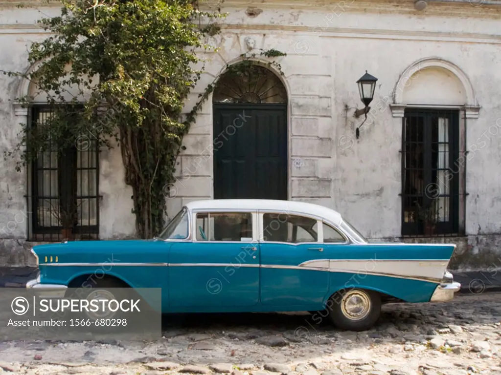 Viejo automóvil estacionado en una calle de la ciudad de Colonia del Sacramento, Uruguay