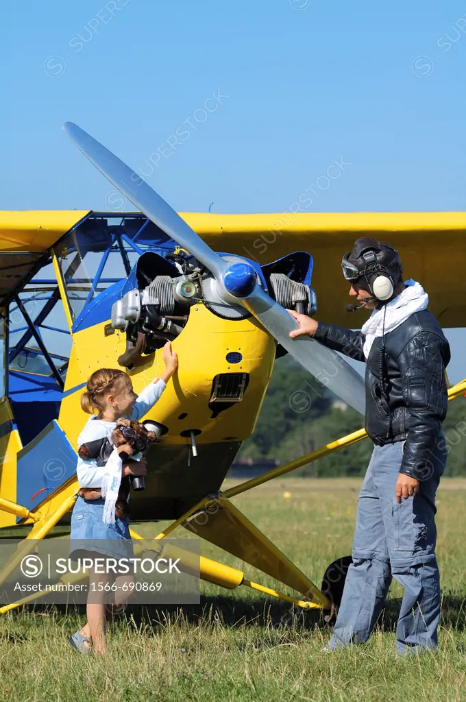 A father private pilot with his young daughter around a famous Piper J-3 Cub