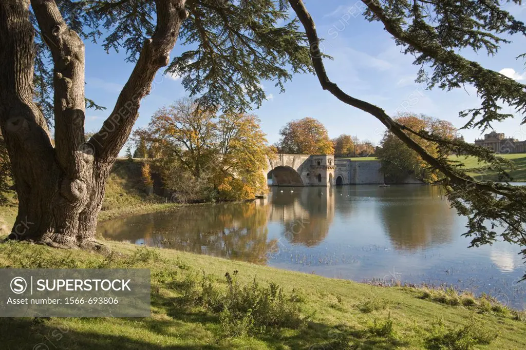 View of the lake and bridge, Blenheim Palace, Woodstock, Oxfordshire, England, UK