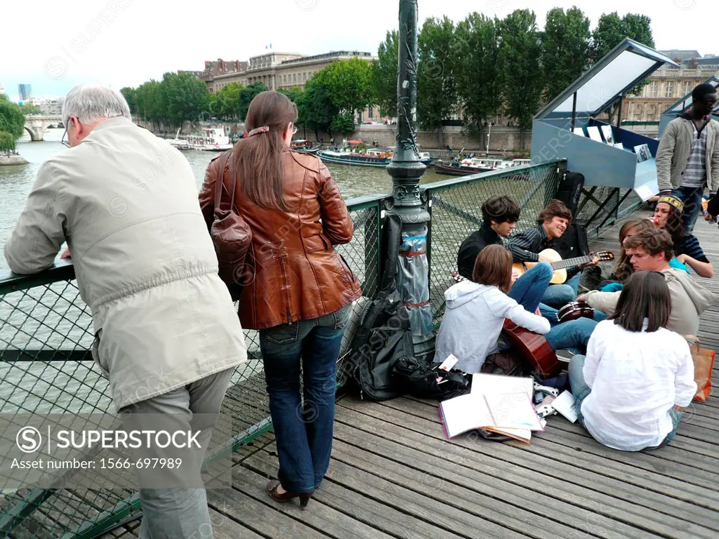 France, Ile-de-France, Paris, around River Seine, passerelle des arts