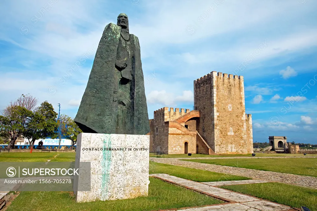 Ozama fortress built in 1503, Torre del Homenaje and statue of Gonzalo Fernandez de Oviedo, Santo Domingo, Dominican Republic, West Indies, Caribbean