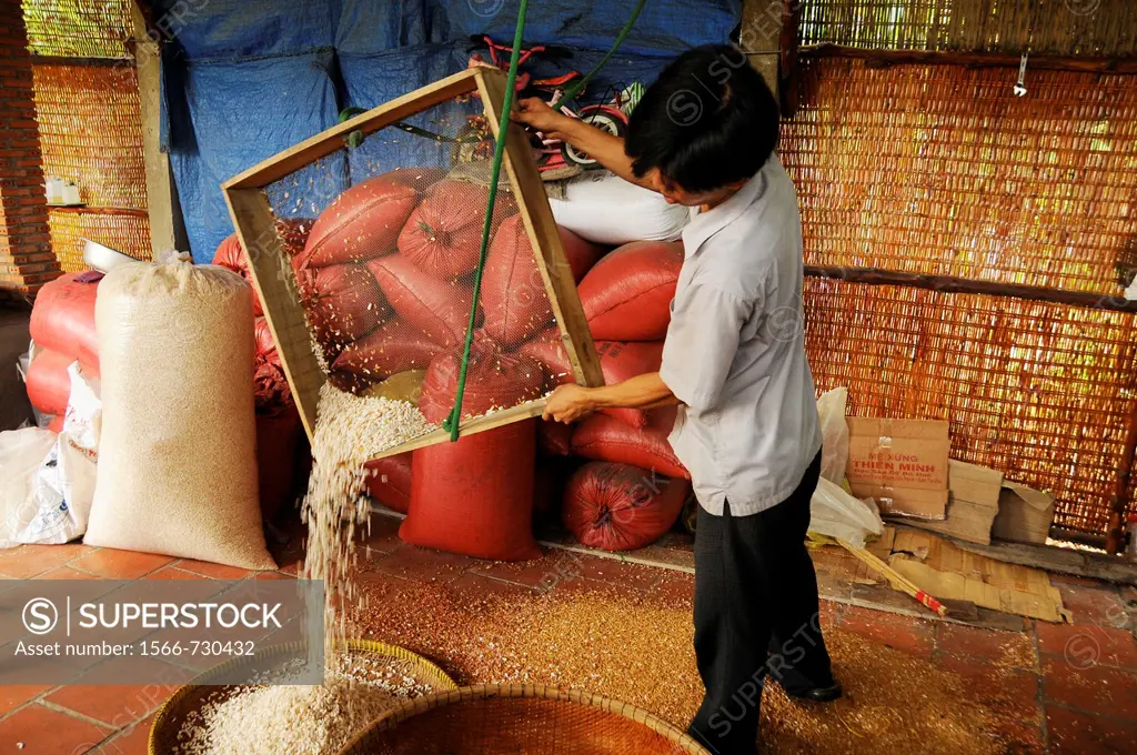 Vietnam, Can Tho province, Mekong Delta, manufactures handmade rice cake