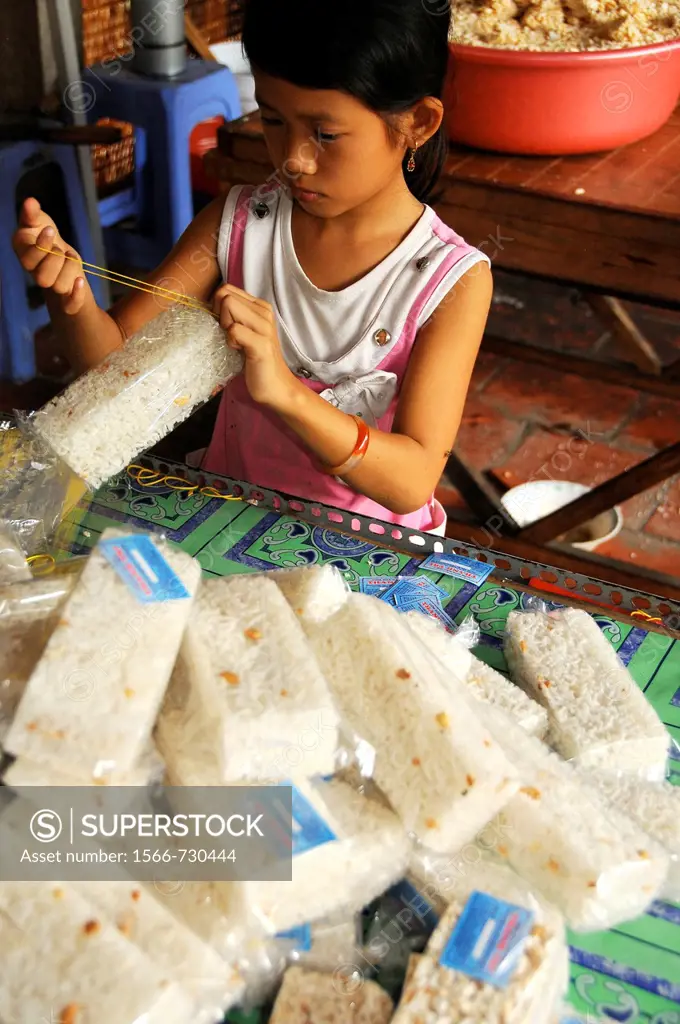 Vietnam, Can Tho province, Mekong Delta, manufactures handmade rice cake