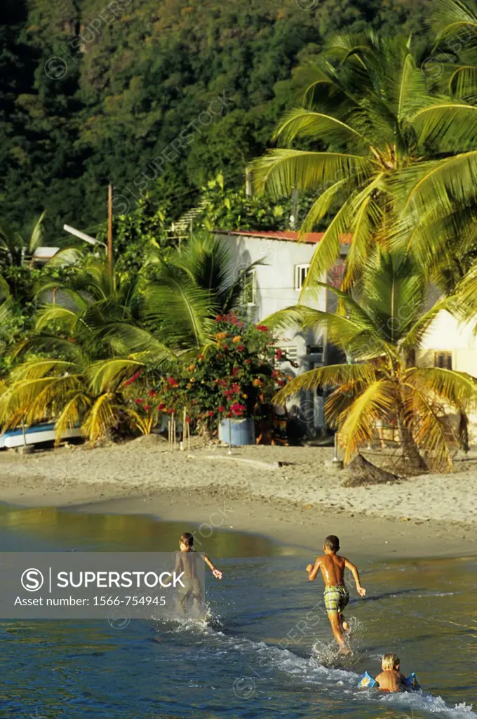 enfants courant sur la plage Les Anses-d´Arlet Ile de la Martinique Departement et Region d´Outremer francais Archipel des Antilles Caraibes//children...