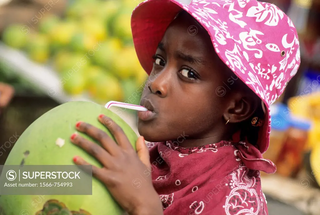 enfant buvant du jus de coco Ile de la Martinique Departement et Region d´Outremer francais Archipel des Antilles Caraibes//kid drinking coconut water...