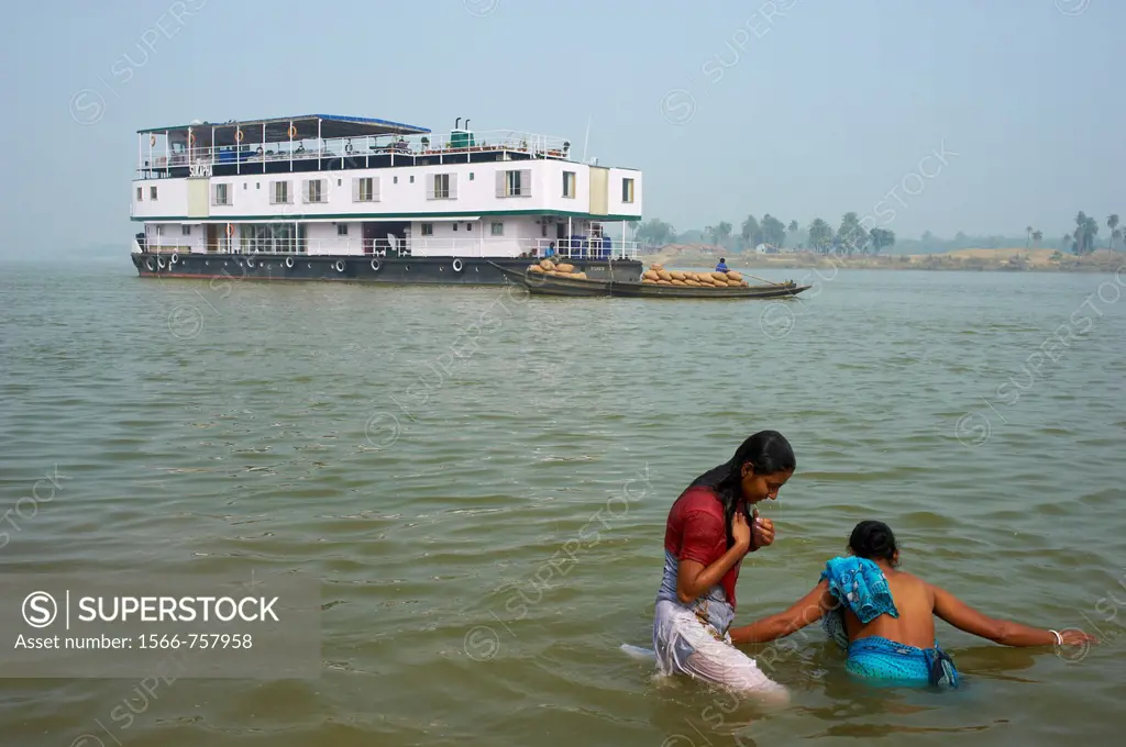 India, West Bengal, Sukapha boat on the Hooghly river, part of Ganges river, ritual bath
