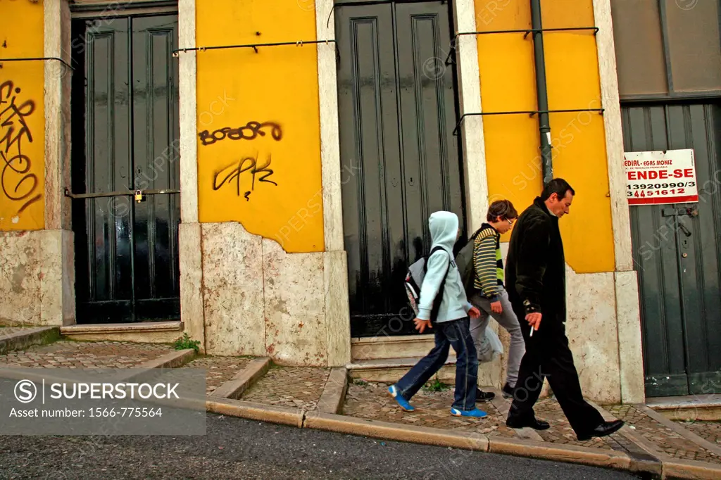 portals, sloping street, Lisboa.