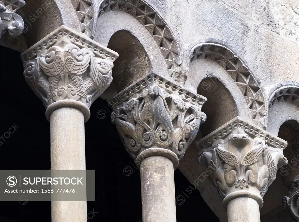 Gallery arches and Romanesque capitals - Palacio de los Reyes - Estella - Lizarra - Navarra - Camino de Santiago - Spain
