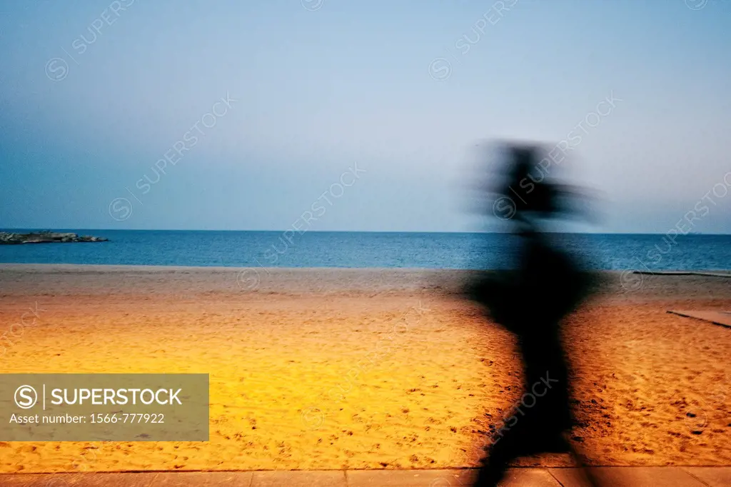 Silueta de persona haciendo deporte cerca de la playa