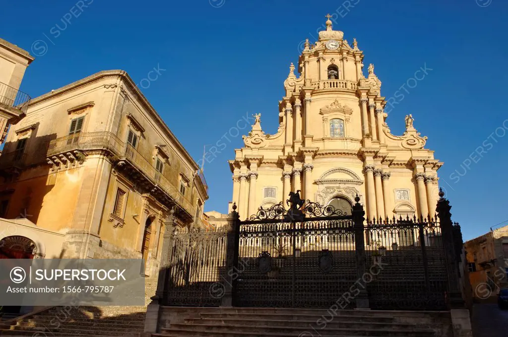 Baroque cathedral of St George designed by Rosario Gagliardi , Plaza Duomo, Ragusa Ibla, Sicily