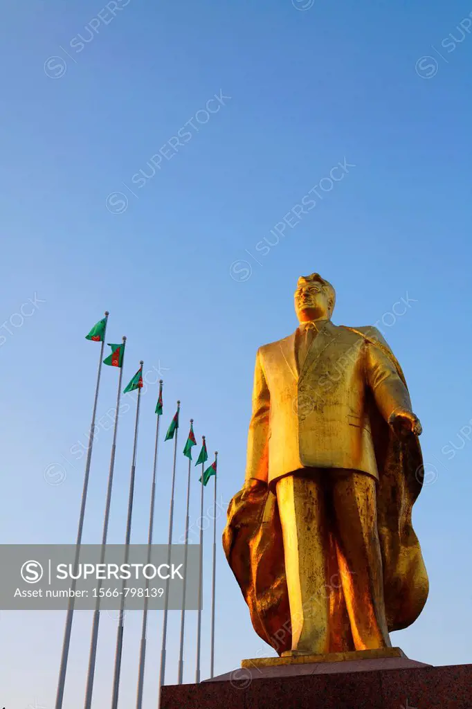 Turkmenistan - Ashgabat - Berzengi - golden statue of Niyazov in the Park of Independence
