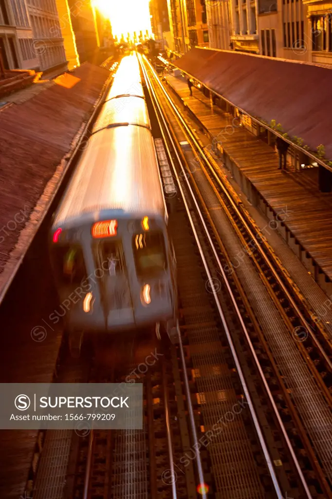 Sunrise illuminates a train in the Chicago rapid transit system known as the´L´ in Chicago, IL, USA