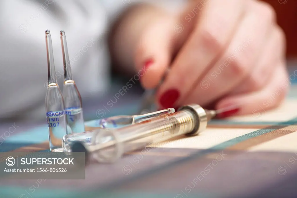 women and drags syringe on the table