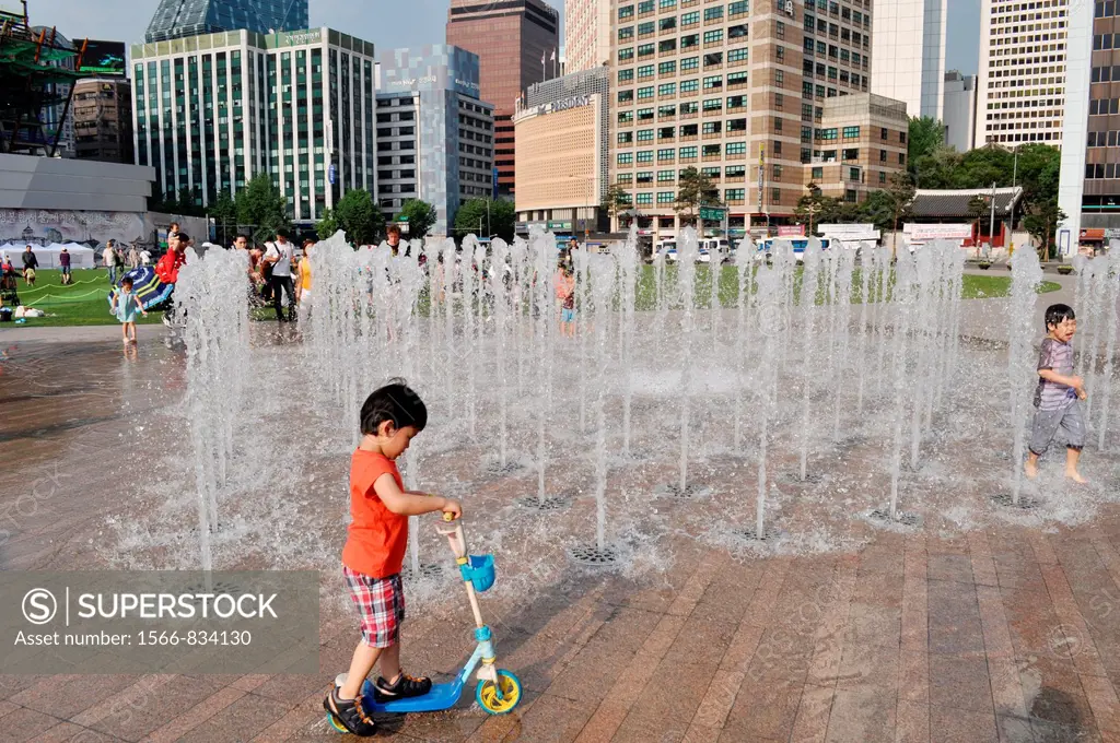 Seoul (South Korea): children playing by the fountain in Seoul Square