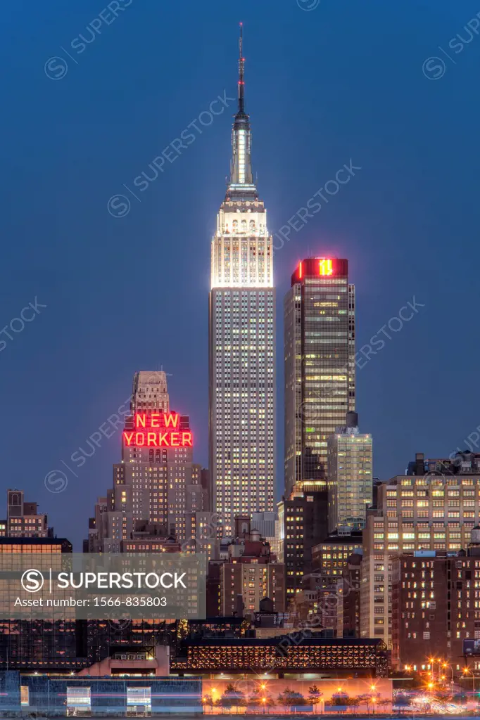 The Empire State Building and Manhattan skyline at dusk, as seen from Weehawken, New Jersey, USA